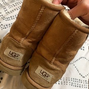“Preloved” Uggs Sz 4 Kids Fits Sz 6.5/7 Womens